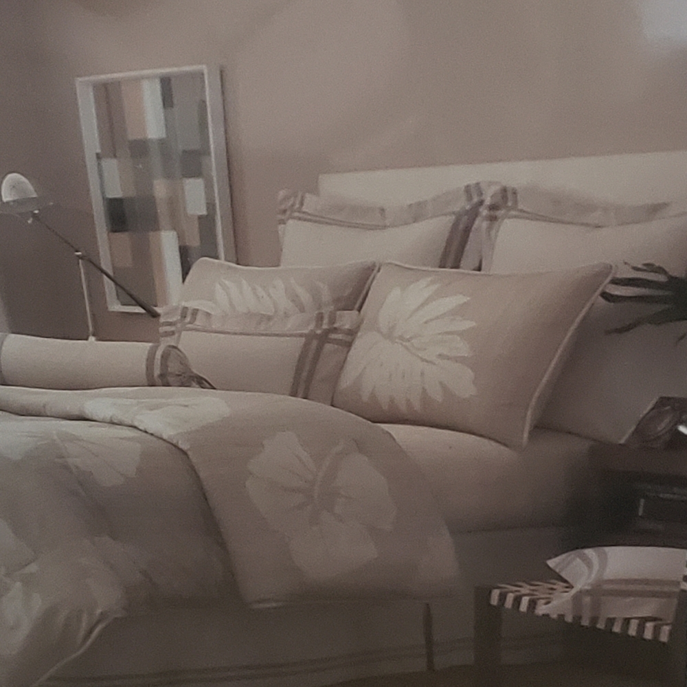 Queen sized comforter set